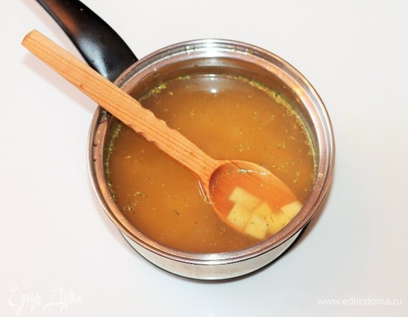 Довести бульон (1,5 л воды + сухая приправа для овощей) до кипения и добавить очищенный и нарезанный кубиками картофель и 1 зубчик чеснока. Варим до полуготовности картофеля.