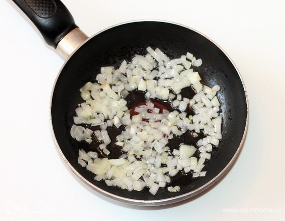 Приготовим заправку. Репчатый лук очистить, нарезать кубиками и обжарить на растительном масле до прозрачности.