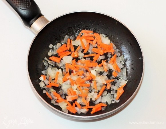 Очищенную морковь нарезать соломкой и добавить к луку, пассеровать 2–3 минуты.