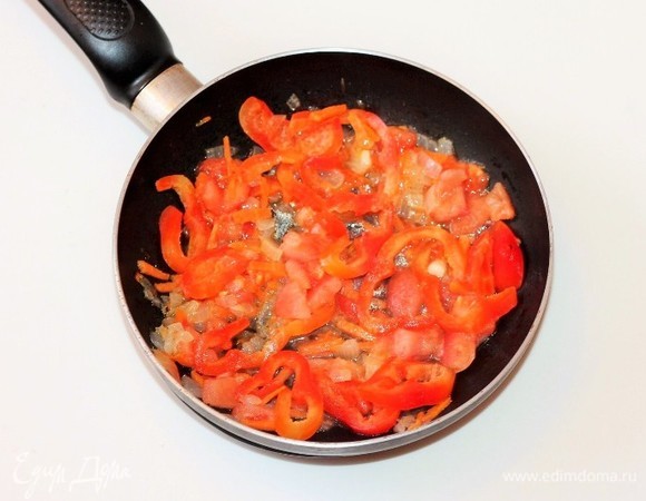 Затем добавляем очищенные от шкурки и нарезанные помидор, сладкий перец и 1 зубчик чеснока. Чтобы очистить помидор от шкурки, его надо опустить в кипяток, затем охладить. А перец запечь в духовке или микроволновке, охладить и очистить от шкурки. А если добавить в суп очищенный от шкурки маленький перчик чили, блюдо будет еще ароматнее.