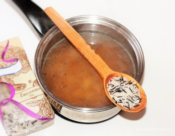 В кастрюлю выкладываем промытый рис. У меня — басмати.