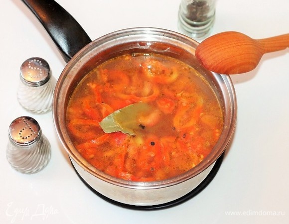 Затем кладем заправку, лавровый лист, перец горошком, по вкусу соль и молотый перец.