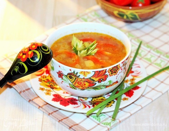 Чтобы суп был сытнее, можно добавить яйцо. Взбиваем яйцо и тонкой струйкой при быстром помешивании вливаем в кипящий суп. Даем супу настояться под крышкой минут 15 и подаем со сметаной, украсив петрушкой. Без добавления яйца, сметаны суп тоже очень вкусный, и блюдо подходит для поста. Приятного аппетита!