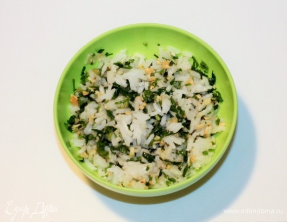 К сваренному рису добавляем петрушку, орехи, чеснок, 1 ст. л. растительного масла и 1–2 ст. л. соевого соуса, перчим и пробуем на соль, аккуратно перемешиваем.