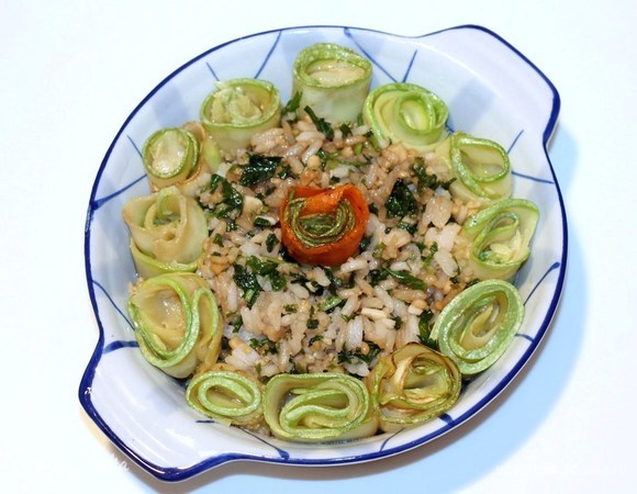 Обжаренные кабачки можно соединить с рисовой заправкой или красиво выложить в блюдо, как на фото. Вначале выкладываем рисовую заправку, а потом скрученные рулетом кабачки. В полоски кабачка я завернула запеченный перчик чили, очищенный от шкурки и нарезанный небольшими полосками.