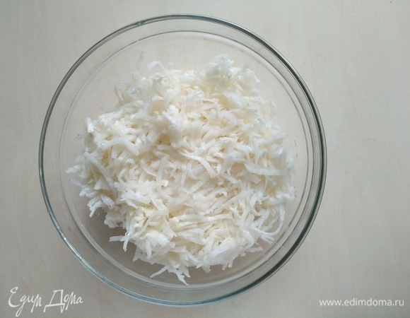 Дайкон трем на крупной терке.