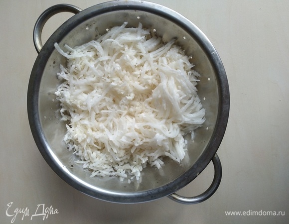 Солим и перекладываем на сито. Корнеплод пустит сок, его нужно слегка отжать.