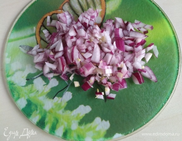 Лук чистим и мелко нарезаем.
