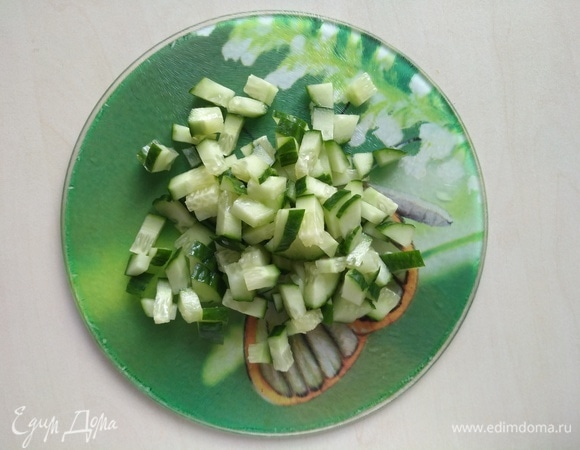 Свежий огурец нарезаем.