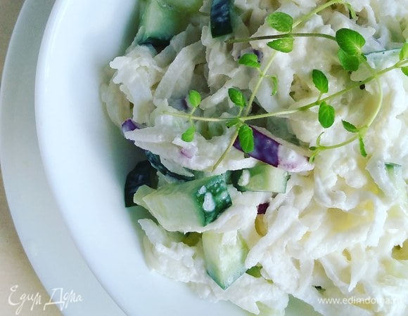 Заправляем салат сметаной. Приятного аппетита.