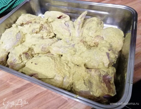 Выложить курицу в форму для запекания и запекать в заранее разогретой до 200°C духовке 20–30 минут.