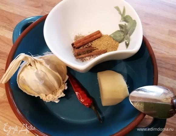 Тем временем начнем готовить соус. Сначала понадобится корица, кардамон, гвоздика.