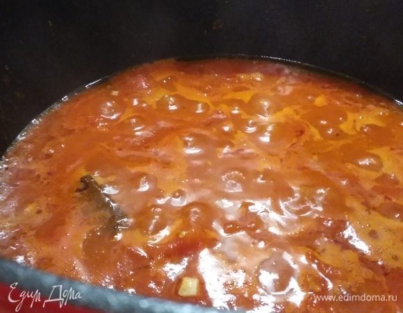 Добавить томаты в собственном соку, предварительно их измельчив (я уменьшила количество до 600 мл). Добавить немного соли, перемешать и готовить 30 минут под крышкой на небольшом огне.