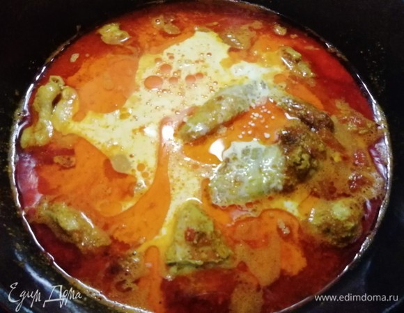 Влить сливки, перемешать, прогреть и снять с огня. Блюдо готово. Рис — идеальное сопровождение для этого блюда.