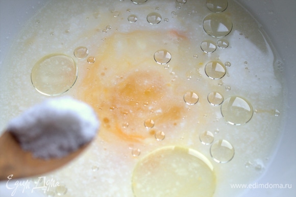 В сыворотку или молоко добавить масло, яйцо, соль.