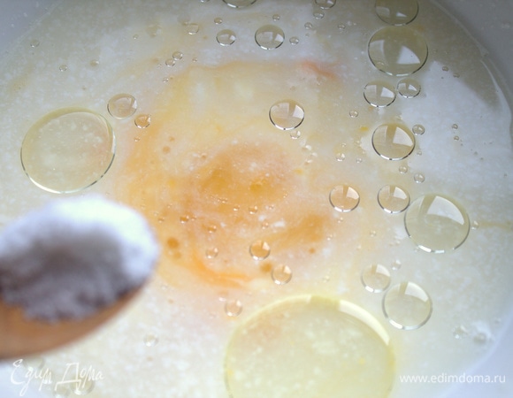 В сыворотку или молоко добавить масло, яйцо, соль.