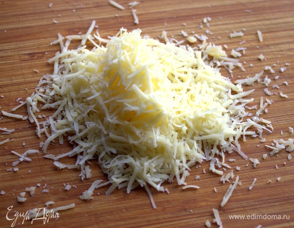 Натереть мелко сыр.