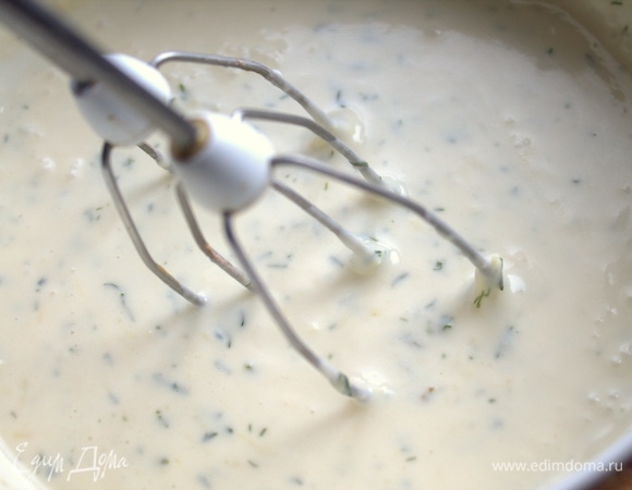 Взбить миксером тесто. Если тесто получилось густое, влить по ложке воды.