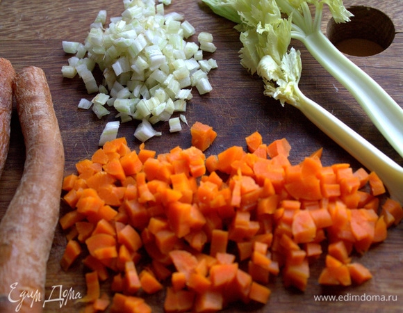 Для начинки отварить морковь, нарезать кубиком. Сельдерей тоже.
