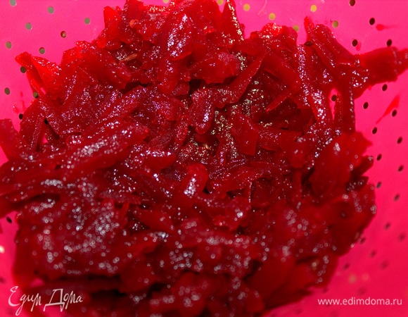 Процедить свеклу от маринада.