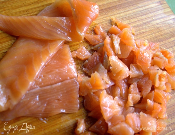 Малосольный лосось нарезать, как и овощи.