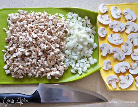 Лук, грибы мелко порубить. Несколько грибочков нарежьте тонкими слайсами, они нам понадобятся для украшения.