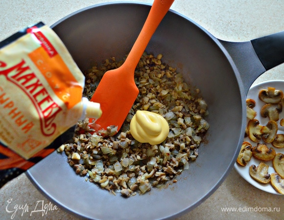 Пассируйте грибы вместе с луком на растительном масле около 5 минут. Приправьте солью, перцем. В конце приготовления добавьте сырный соус и перемешайте. Отдельно слегка обжарьте нарезанные слайсами грибы.
