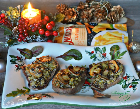 Готовое блюдо тут же подавайте к столу. Приятного вам аппетита и вкусных новогодних праздников!