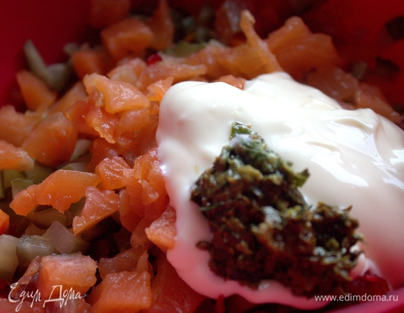 Немного молотого базилика с чесноком в масле (летняя заготовка).