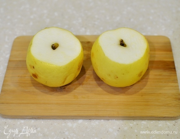 Яблоки вымойте, срежьте верхушки.