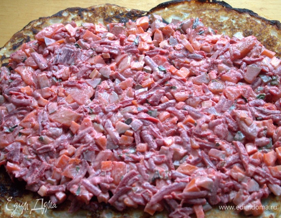 Положить 2–3 блина внахлест.