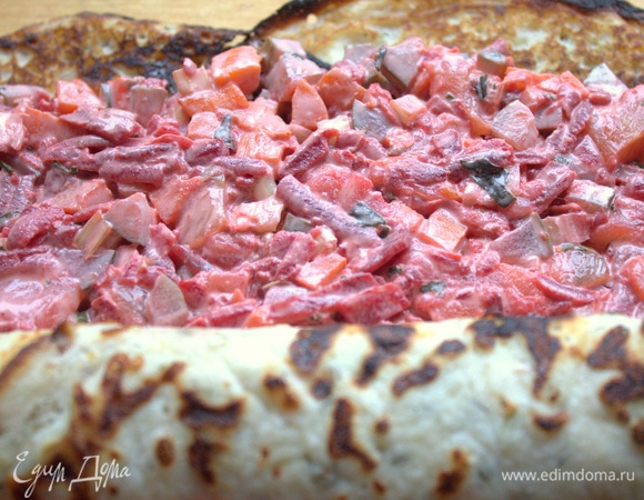 Распределить начинку и свернуть в рулет.