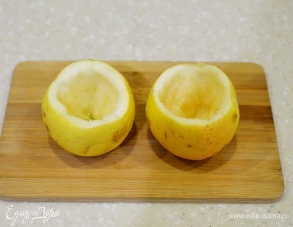 Удалите сердцевину с косточками, оставив не очень толстые стенки.
