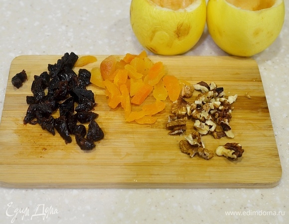 Сухофрукты промойте, нарежьте вместе с орехами небольшими кусочками.