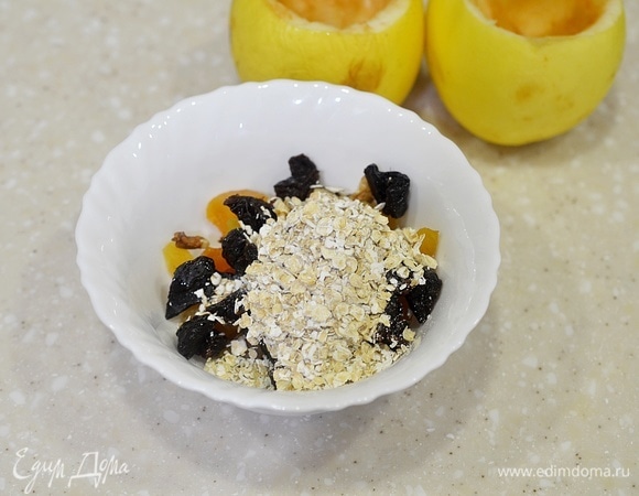Перемешайте, добавьте овсяные хлопья.