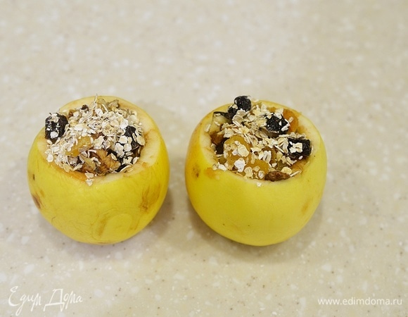 Начините яблоки полученной смесью.