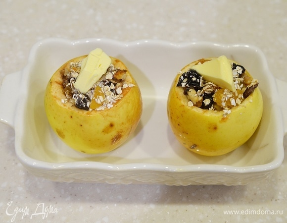 Положите сверху по кусочку масла. Запекайте в заранее разогретой до 180°C духовке 20–25 минут.