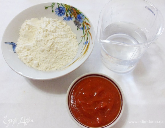 Кетчуп развести в воде комнатной температуры.