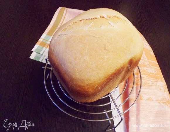 Аккуратно достать контейнер, вынуть из него горячий хлеб, накрыть полотенцем и дать остыть на решетке в течение часа.