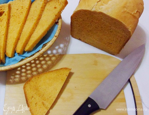 Томатный хлеб получается мягким и пористым. Отлично подходит к овощам и рыбе.