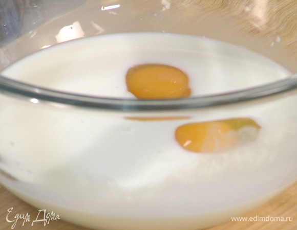 В миску добавить молоко, яйца и сахар. Взбить венчиком.  
