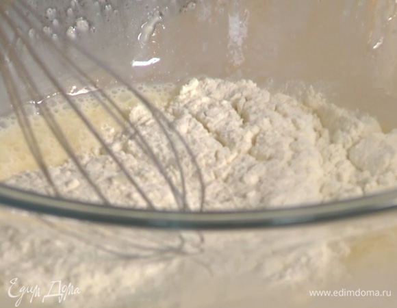 К молоку добавить растопленное сливочное масло и муку.