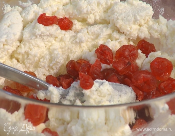 Для начинки смешать рикотту, сливочное масло, сахар, сметану и вишню.