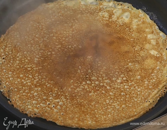 Разогреть сковороду с растительным маслом, пожарить блины. Готовые блины выложить на тарелку, остудить.