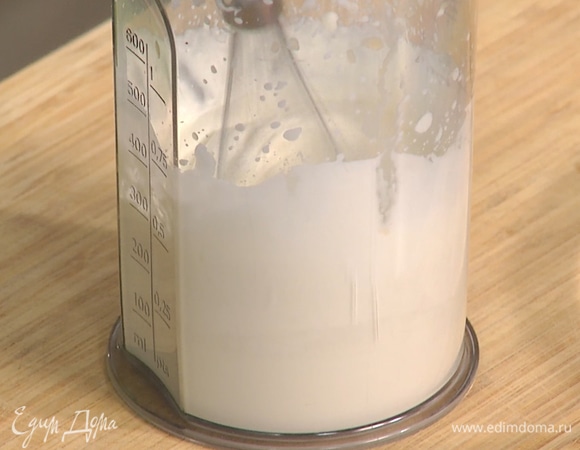 Сливки взбить с ликером, когда смесь начнет густеть — постепенно ввести сахарную пудру и взбивать до состояния крема.