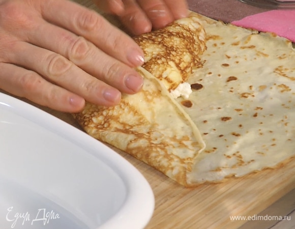 Блины нафаршировать начинкой, свернуть, выложить в форму для запекания.