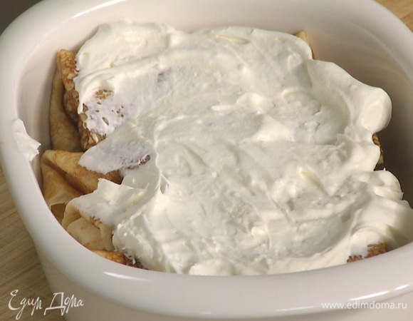 Сверху покрыть взбитыми сливками.