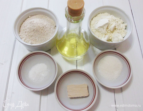 Все необходимые ингредиенты для выпечки хлеба.