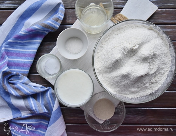 Пшеничную муку просеять через мелкое сито. Дрожжи можно использовать свежие, увеличив их количество в три раза.
