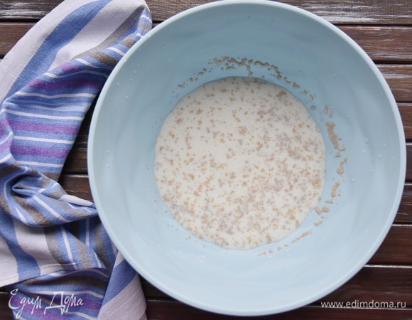Молоко слегка подогреть и размешать в нем сахар, соль и дрожжи. Оставить на некоторое время в теплом месте для активации дрожжей.